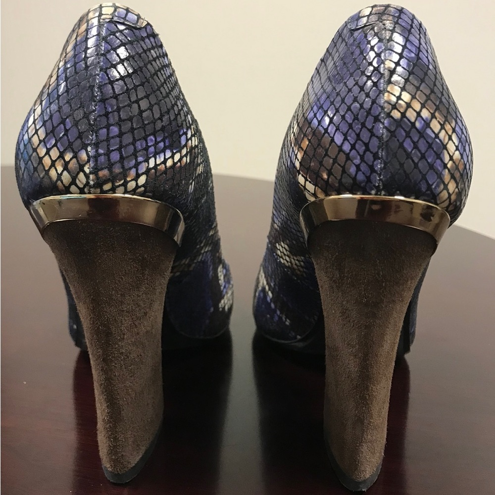 Beautiful closed toe, chunky heel pump - Picture 4 of 6